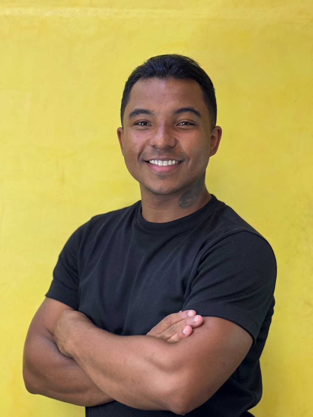 Davi Fernandes em retrato com fundo amarelo