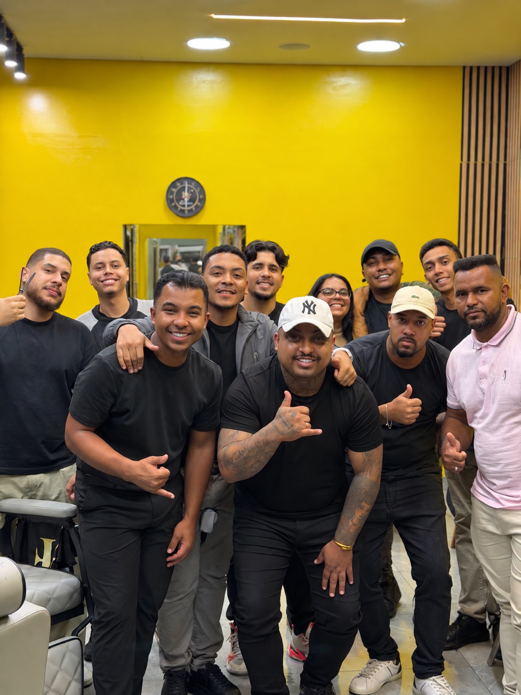Davi Fernandes com equipe em uma barbearia