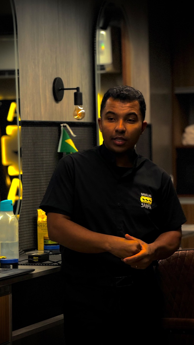 Davi Fernandes durante uma conversa de trabalho em barbearia